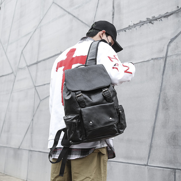 Vīriešu ādas mugursoma ar kabatu melnā krāsā