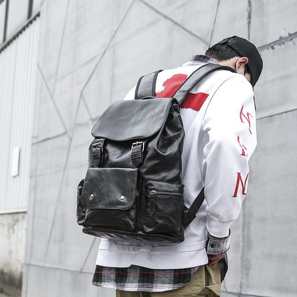 Vīriešu ādas mugursoma ar kabatu melnā krāsā