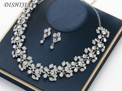 Stílusos női szett rövid fülbevalóból és kövekkel díszített nyakláncból