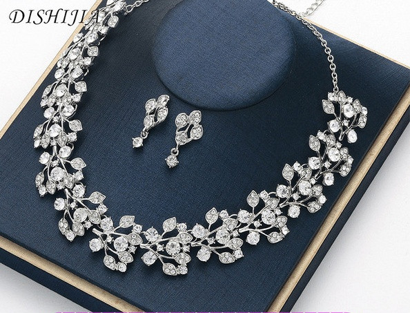 Stílusos női szett rövid fülbevalóból és kövekkel díszített nyakláncból