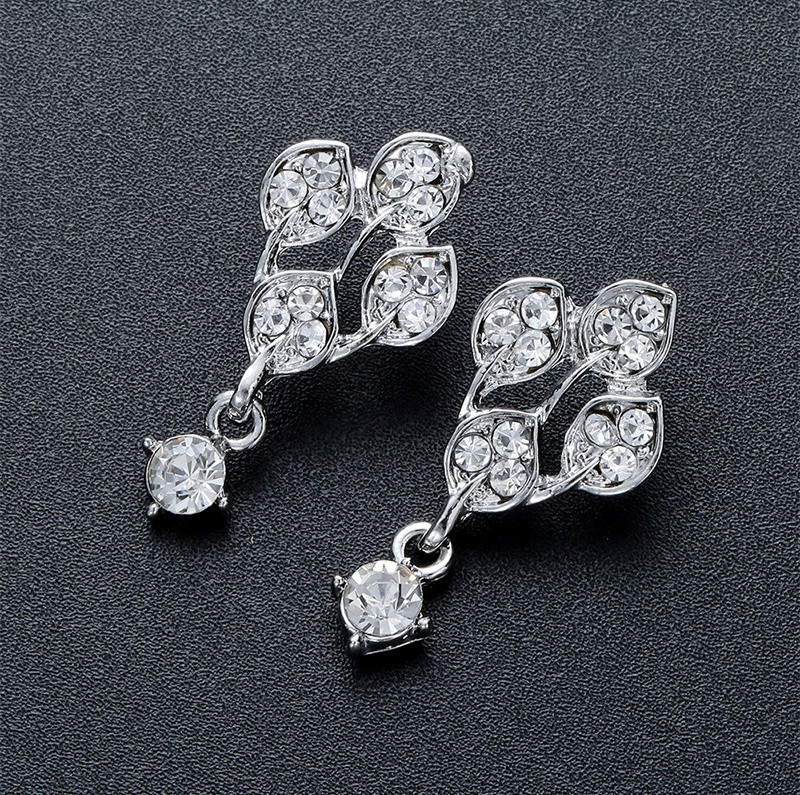 Stílusos női szett rövid fülbevalóból és kövekkel díszített nyakláncból