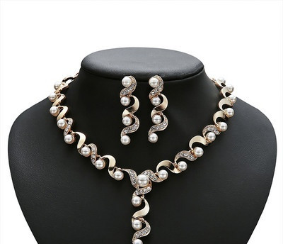 Aktuális női nyaklánc és hosszú fülbevaló szett