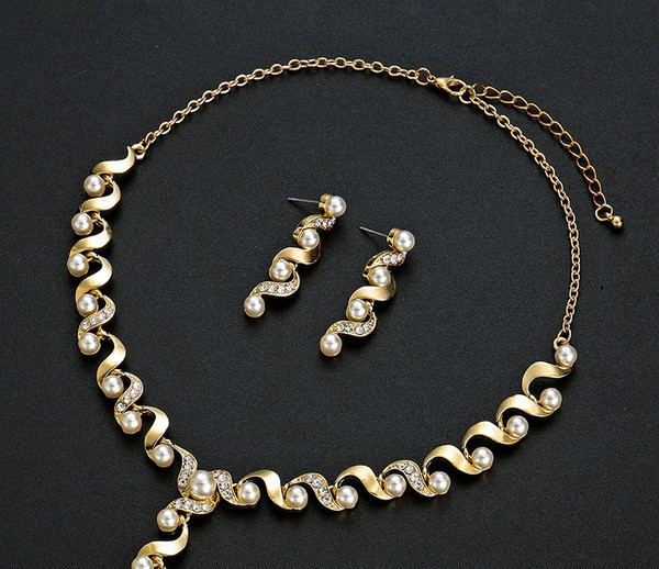 Aktuális női nyaklánc és hosszú fülbevaló szett