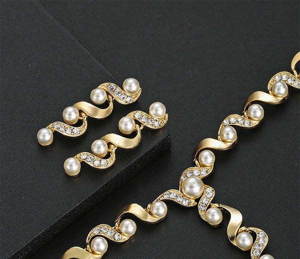 Aktuális női nyaklánc és hosszú fülbevaló szett