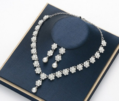 Modern női szett hosszú fülbevalóból és nyakláncból, dekorgyöngyökkel