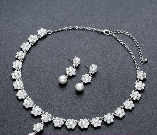 Modern női szett hosszú fülbevalóból és nyakláncból, dekorgyöngyökkel