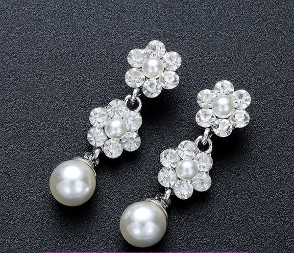 Modern női szett hosszú fülbevalóból és nyakláncból, dekorgyöngyökkel