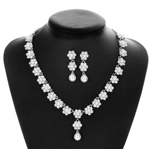 Modern női szett hosszú fülbevalóból és nyakláncból, dekorgyöngyökkel