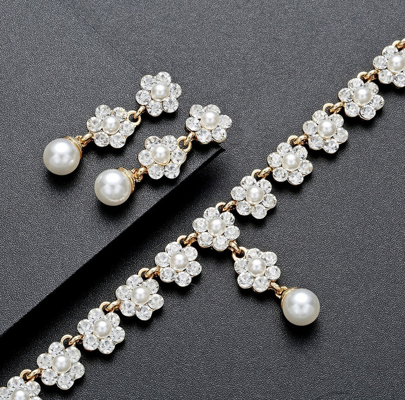 Modern női szett hosszú fülbevalóból és nyakláncból, dekorgyöngyökkel