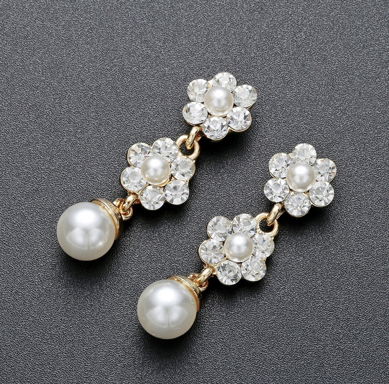 Modern női szett hosszú fülbevalóból és nyakláncból, dekorgyöngyökkel