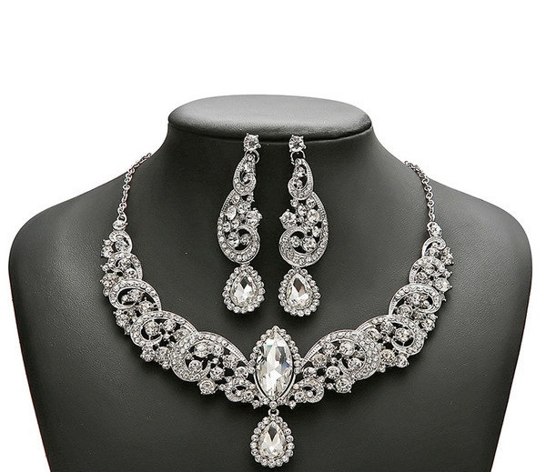 Stílusos női szett hosszú fülbevalóból és nyakláncból, díszkövekkel