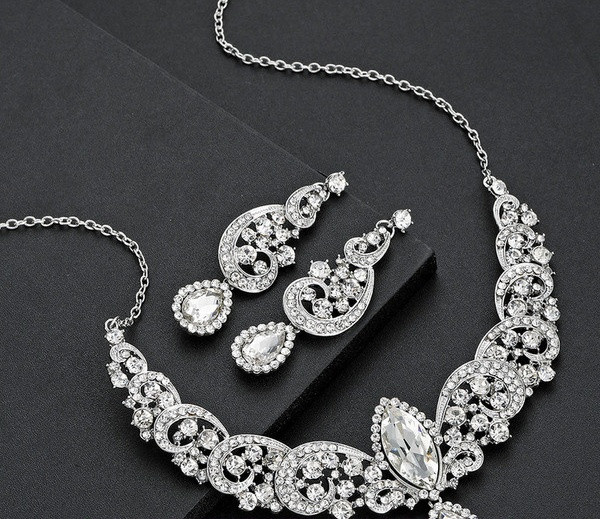 Stílusos női szett hosszú fülbevalóból és nyakláncból, díszkövekkel