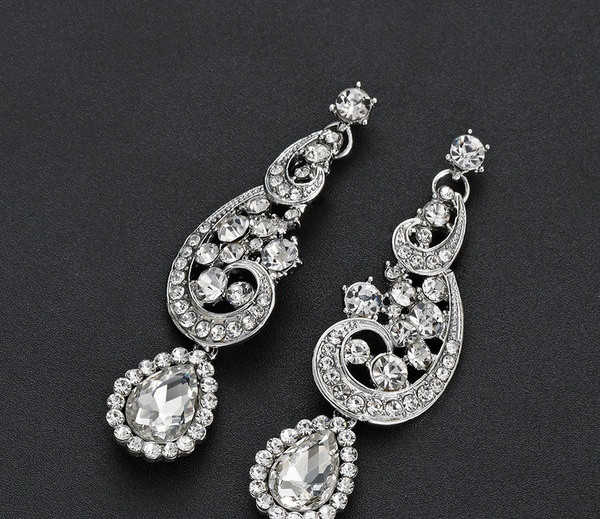 Stílusos női szett hosszú fülbevalóból és nyakláncból, díszkövekkel