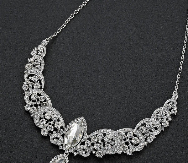 Stílusos női szett hosszú fülbevalóból és nyakláncból, díszkövekkel