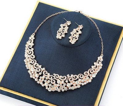 Stílusos női nyaklánc és fülbevaló szett