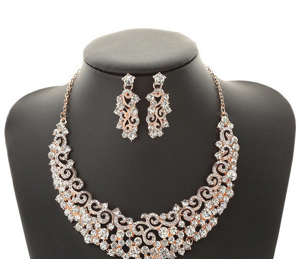 Stílusos női nyaklánc és fülbevaló szett