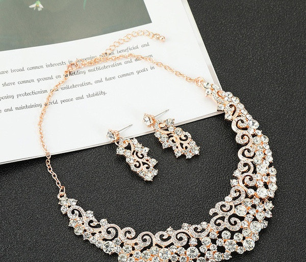 Stílusos női nyaklánc és fülbevaló szett