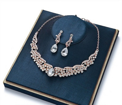 Egy korszerű fülbevaló és kövekkel díszített nyaklánc készlet