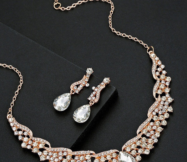 Egy korszerű fülbevaló és kövekkel díszített nyaklánc készlet