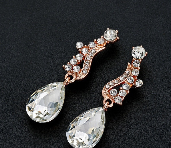 Egy korszerű fülbevaló és kövekkel díszített nyaklánc készlet