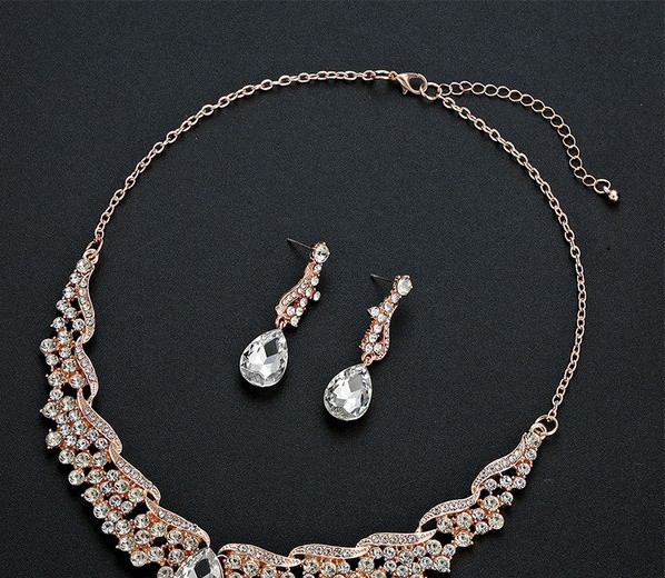 Egy korszerű fülbevaló és kövekkel díszített nyaklánc készlet