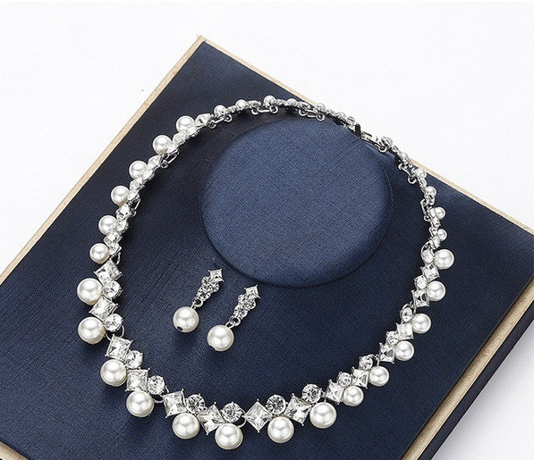 Stílusos fülbevaló és nyaklánc díszgyöngyökkel