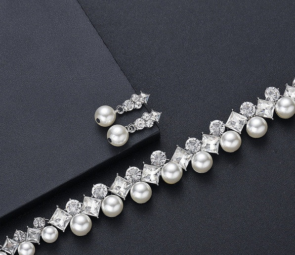 Stílusos fülbevaló és nyaklánc díszgyöngyökkel