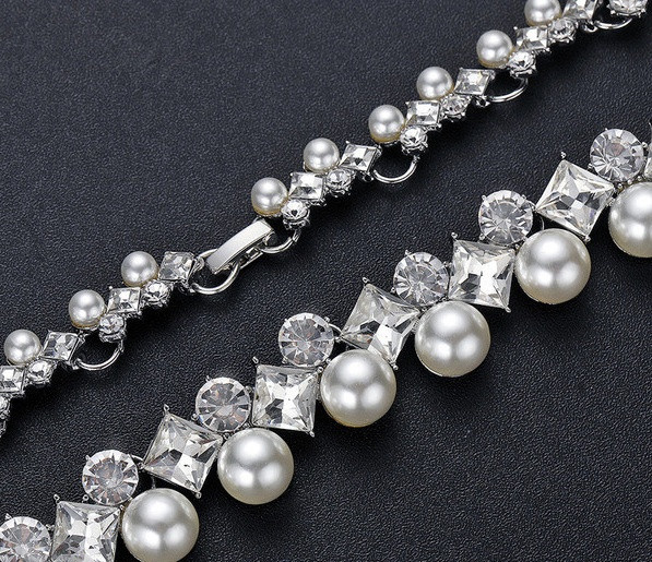 Stílusos fülbevaló és nyaklánc díszgyöngyökkel