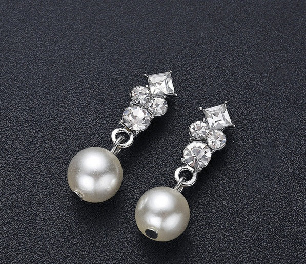 Stílusos fülbevaló és nyaklánc díszgyöngyökkel