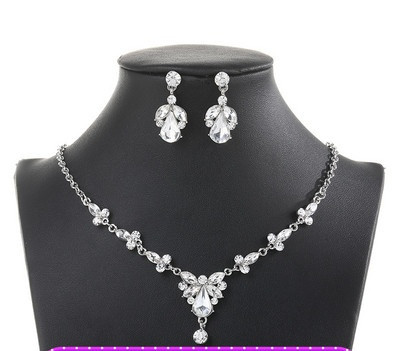 Stílusos nyaklánc és rövid fülbevaló szett