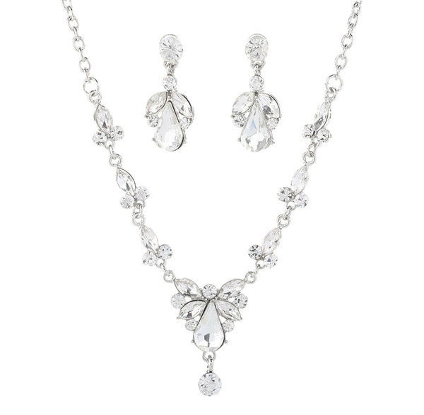 Stílusos nyaklánc és rövid fülbevaló szett