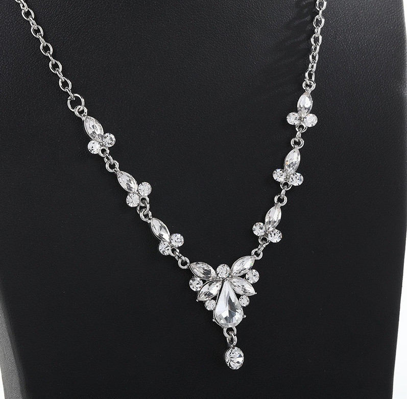 Stílusos nyaklánc és rövid fülbevaló szett