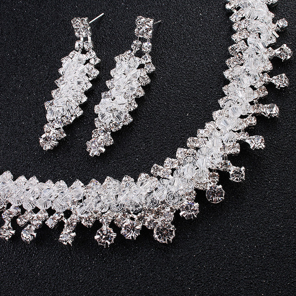 Naprakész hosszú fülbevaló és nyaklánc díszkövekkel