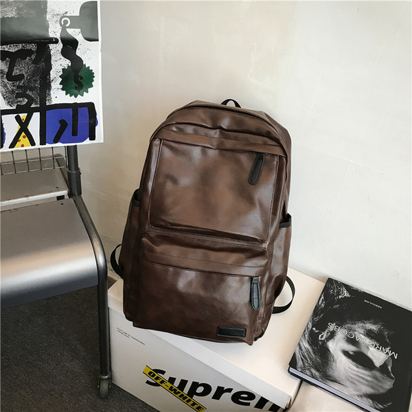 Férfi bőr hátizsák zsebbel és cipzárral