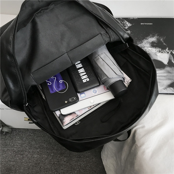 Férfi bőr hátizsák zsebbel és cipzárral