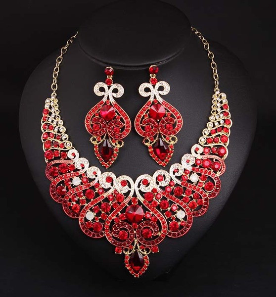 Κομψό σετ κολιέ και σκουλαρίκια με διακοσμητικές πέτρες