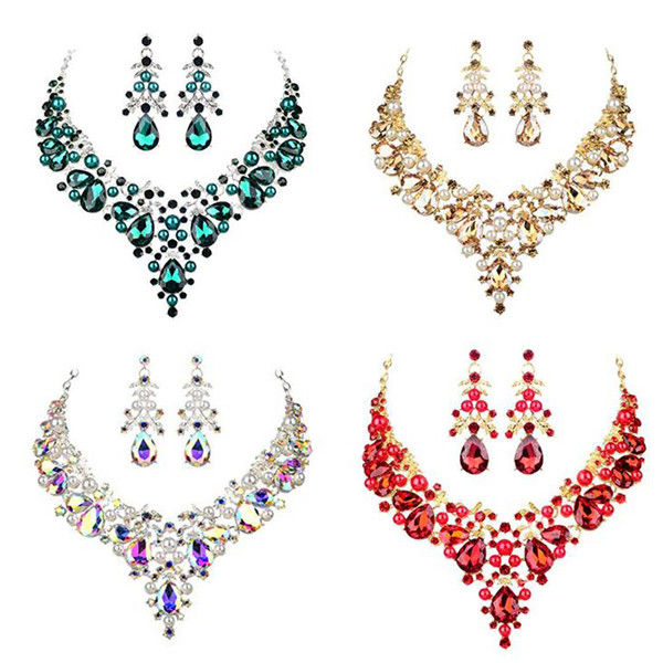 Κομψό σετ από μακριά σκουλαρίκια και κολιέ με διακοσμητικές πέτρες