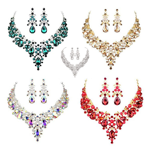 Κομψό σετ από μακριά σκουλαρίκια και κολιέ με διακοσμητικές πέτρες