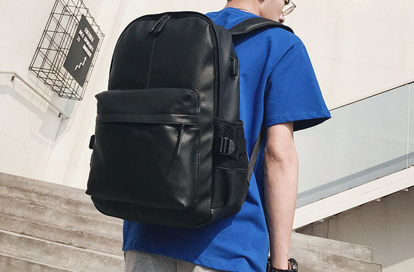 Ανδρικό μαύρο δερμάτινο σακίδιο με φερμουάρ