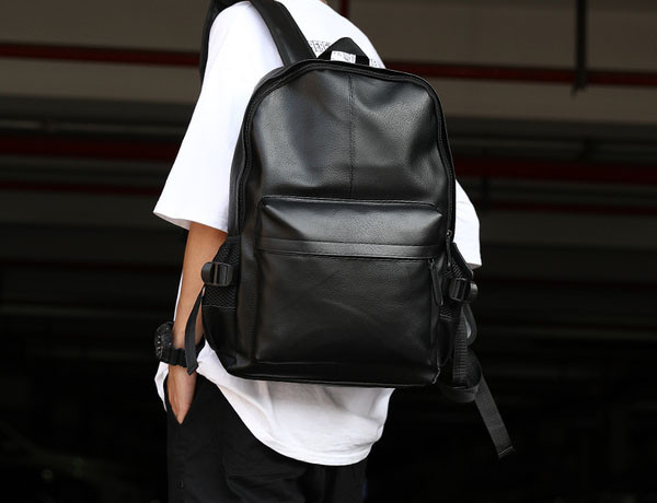 Ανδρικό μαύρο δερμάτινο σακίδιο με φερμουάρ