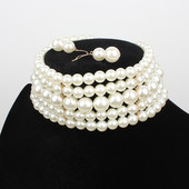 Šiuolaikinis vėrinių ir auskarų su perlais rinkinys