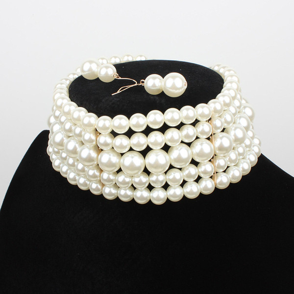 Šiuolaikinis vėrinių ir auskarų su perlais rinkinys