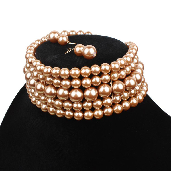 Šiuolaikinis vėrinių ir auskarų su perlais rinkinys