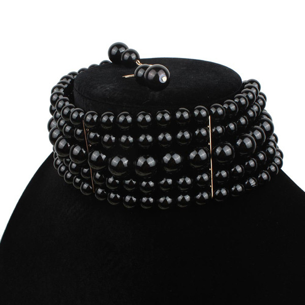 Šiuolaikinis vėrinių ir auskarų su perlais rinkinys