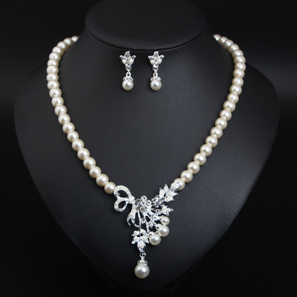 Kaasaegne komplekt lühikesi kõrvarõngaid ja kaelakee pärlite ja kividega