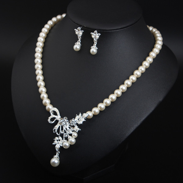 Kaasaegne komplekt lühikesi kõrvarõngaid ja kaelakee pärlite ja kividega