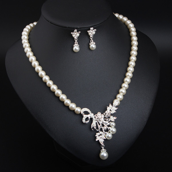 Kaasaegne komplekt lühikesi kõrvarõngaid ja kaelakee pärlite ja kividega