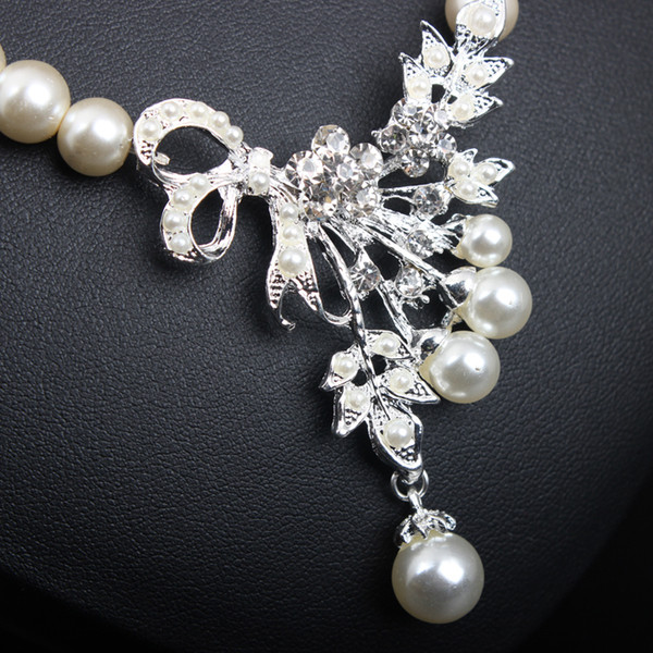 Kaasaegne komplekt lühikesi kõrvarõngaid ja kaelakee pärlite ja kividega