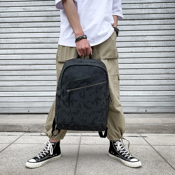 Kolmes värvitoonis lukuga meeste igapäevane seljakott