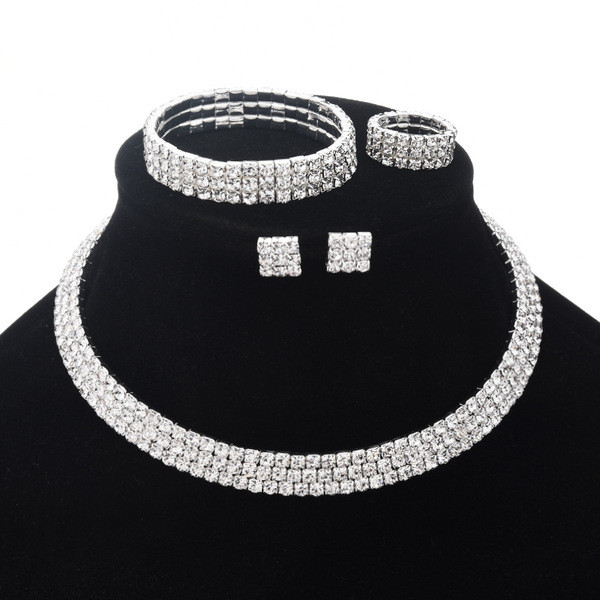 Elegantne kaelakee käevõru sõrmuse ja kõrvarõngaste komplekt